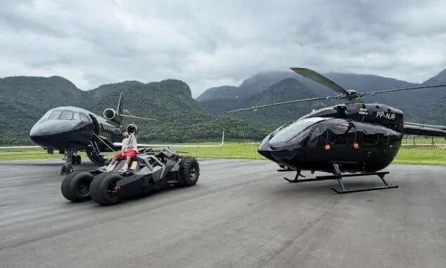 Neymar ostenta jato, helicóptero e ‘Batmóvel’