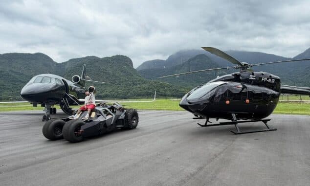 Neymar ostenta jato, helicóptero e ‘Batmóvel’