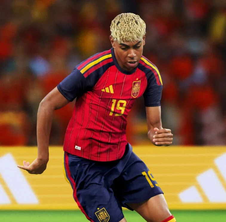 Lamine Yamal com a camisa titular da Espanha - Adidas/Divulgação