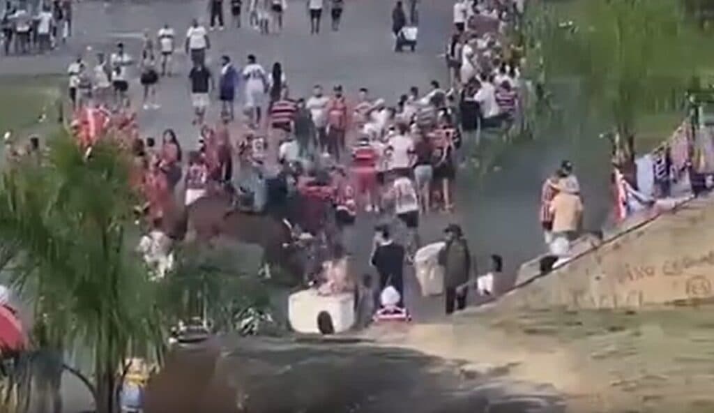 Torcedoras do Santa Cruz são atropeladas por cavalo da PM