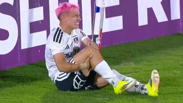 Jogador do Colo Colo fratura patela após cavadinha bizarra