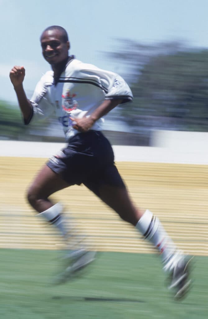 Edilson, jogador do Corinthians, durante treino no Parque São Jorge - Acervo/PLACAR