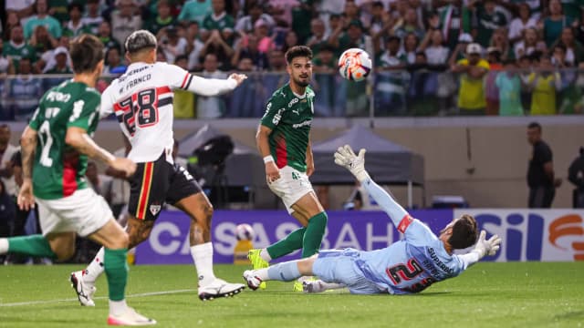 Palmeiras vence Choque-Rei e agrava crise do São Paulo