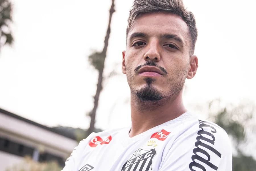 Em dia de clássico, Santos anuncia Gabriel Menino