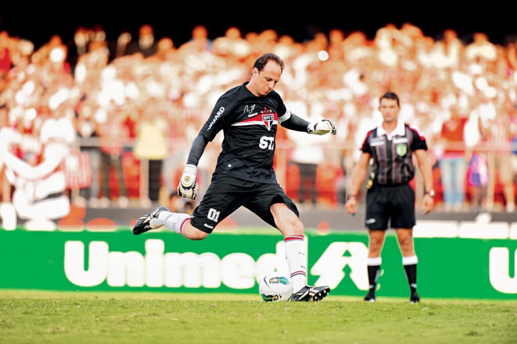 Rogério Ceni bate falta no Morumbi -Alexandre Battibugli/PLACAR