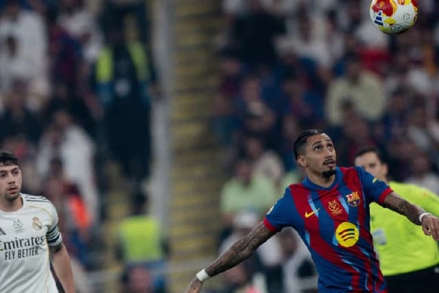 Raphinha marca dois e Barcelona é campeão da Supercopa da Espanha