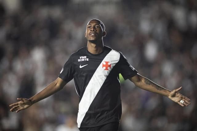 Rayan brilha em possível despedida, Vasco supera expulsão e vence o Maricá na estreia