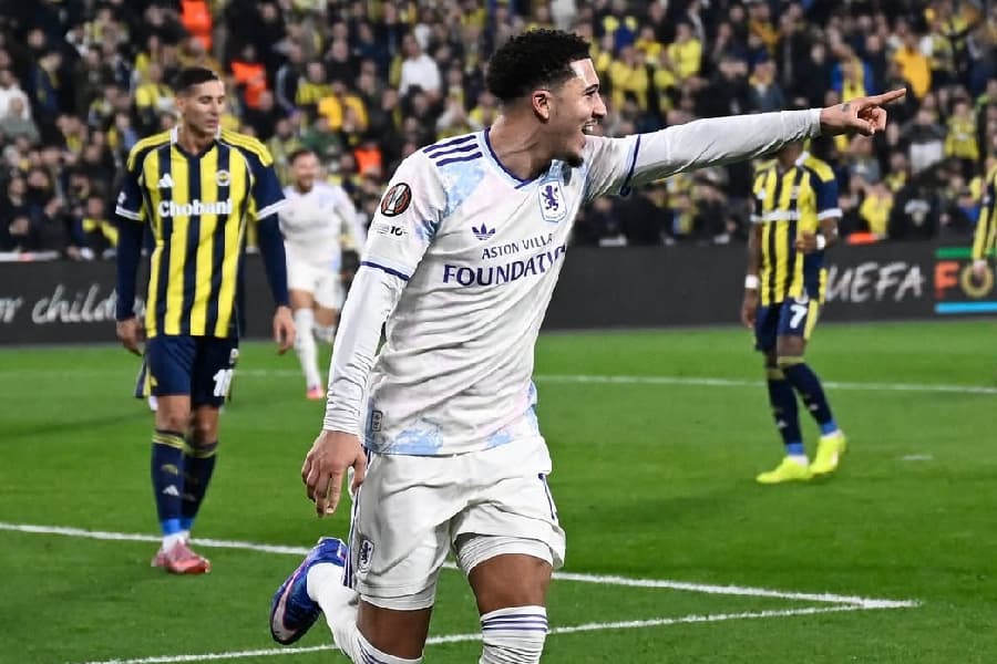 Sancho decide, Aston Villa vence Fenerbahce na Turquia e encaminha vaga