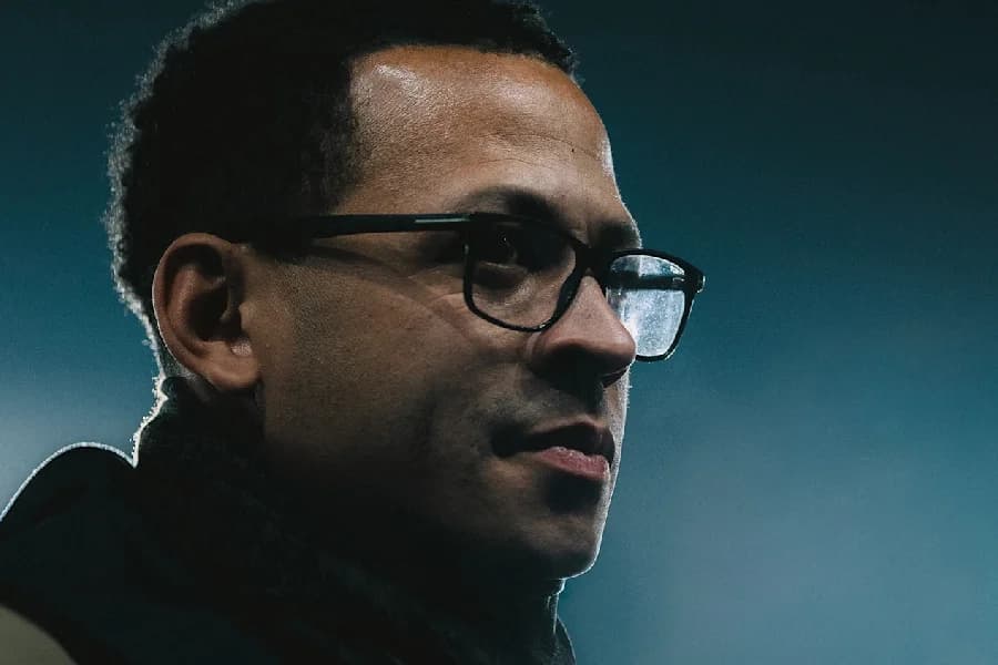 Solução ‘caseira’: quem é Liam Rosenior, novo técnico do Chelsea