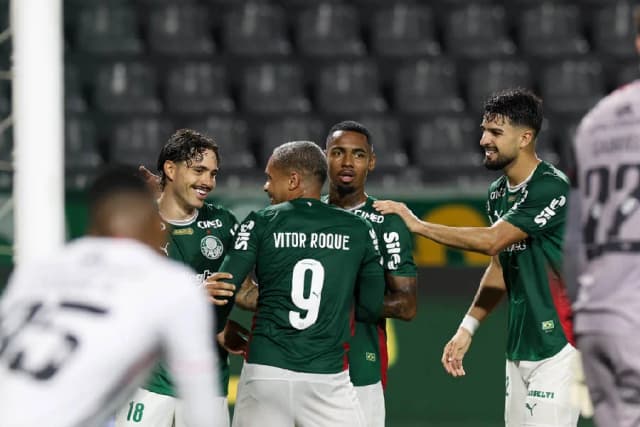 Palmeiras goleia Vitória por 5 a 1 e vence a primeira no Brasileirão