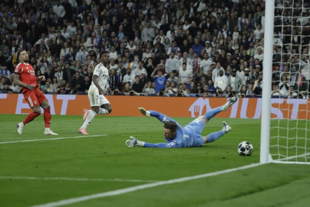 Decide e baila: Real Madrid elimina Benfica com gol de Vini Jr.