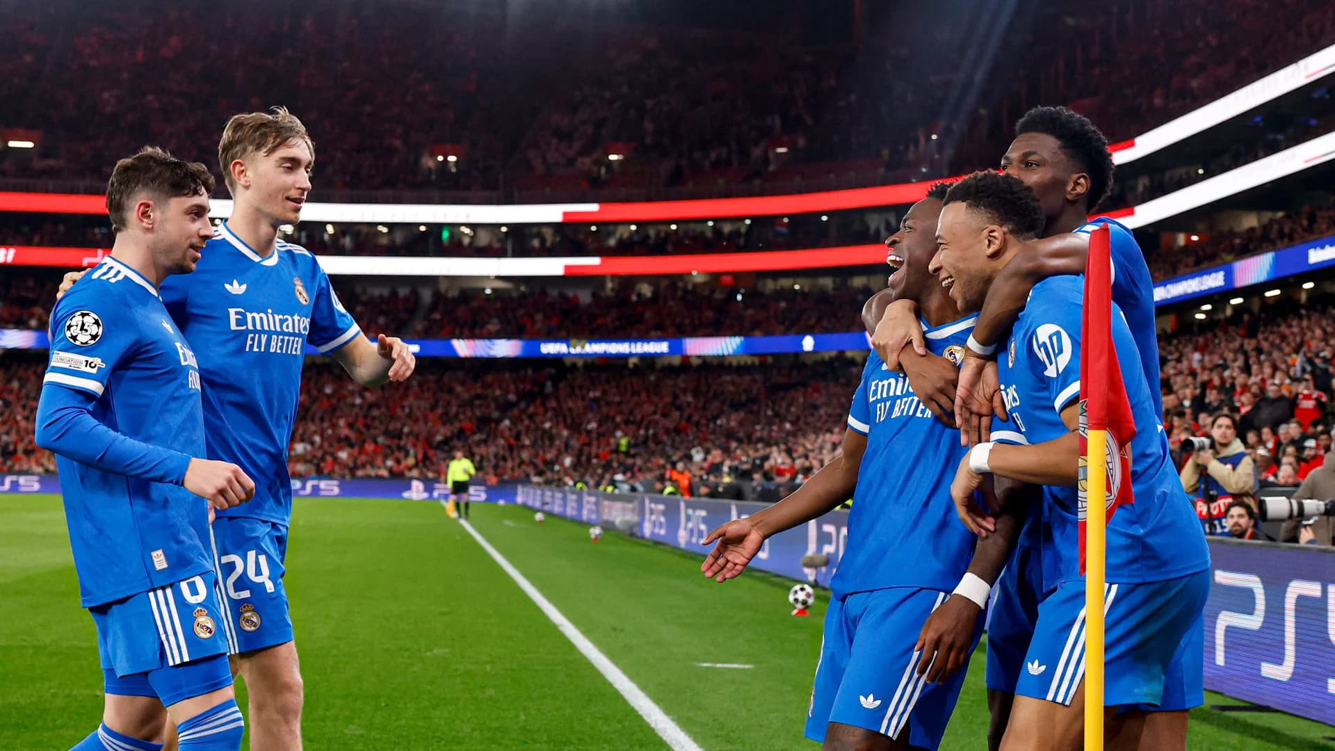 Vini Jr. decide com golaço e denuncia racismo de jogador do Benfica