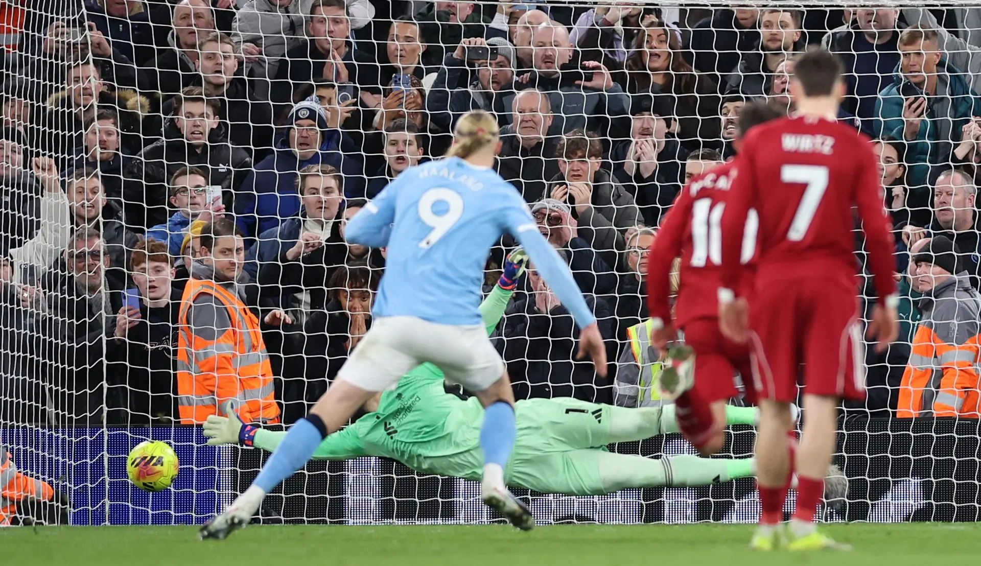 City vira nos acréscimos contra o Liverpool e segue na caça ao Arsenal