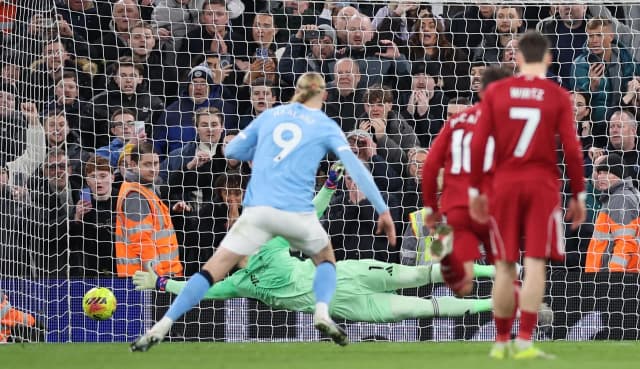 City vira nos acréscimos contra o Liverpool e segue na caça ao Arsenal
