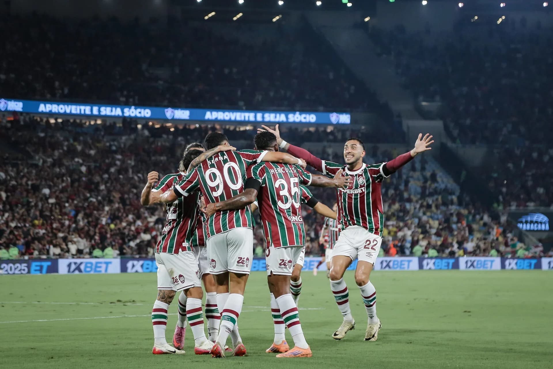 Com pintura de Lucho Acosta, Fluminense supera expulsão e vence o Botafogo
