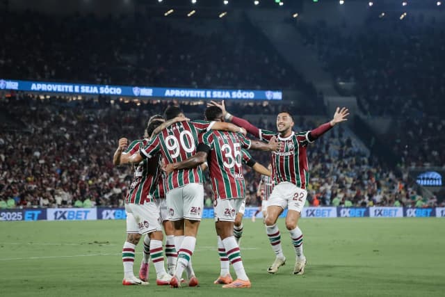 Com pintura de Lucho Acosta, Fluminense supera expulsão e vence o Botafogo
