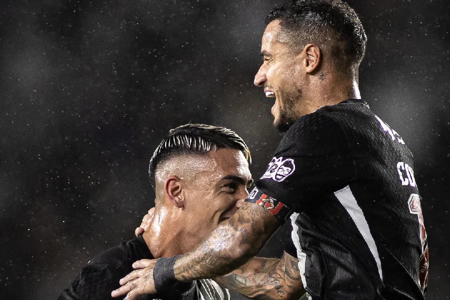 Com um a mais, Vasco vence Botafogo e espanta a crise