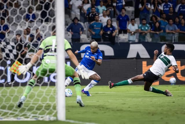 Coritiba vira e aumenta crise no Cruzeiro; Tite sai vaiado