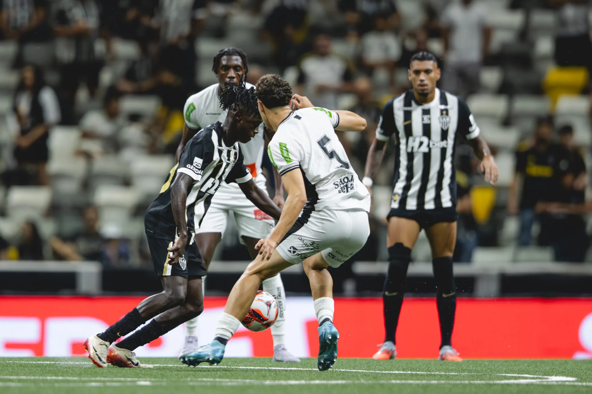 Galo sai na frente, mas cede empate ao Athletic-MG em casa