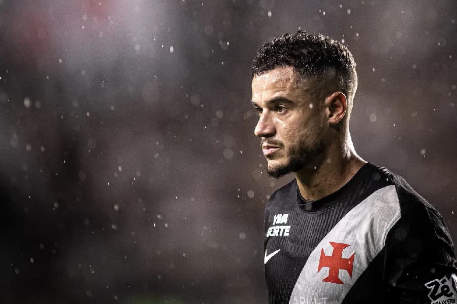 Torcida do Vasco exalta atacante e protesta contra Diniz e Coutinho