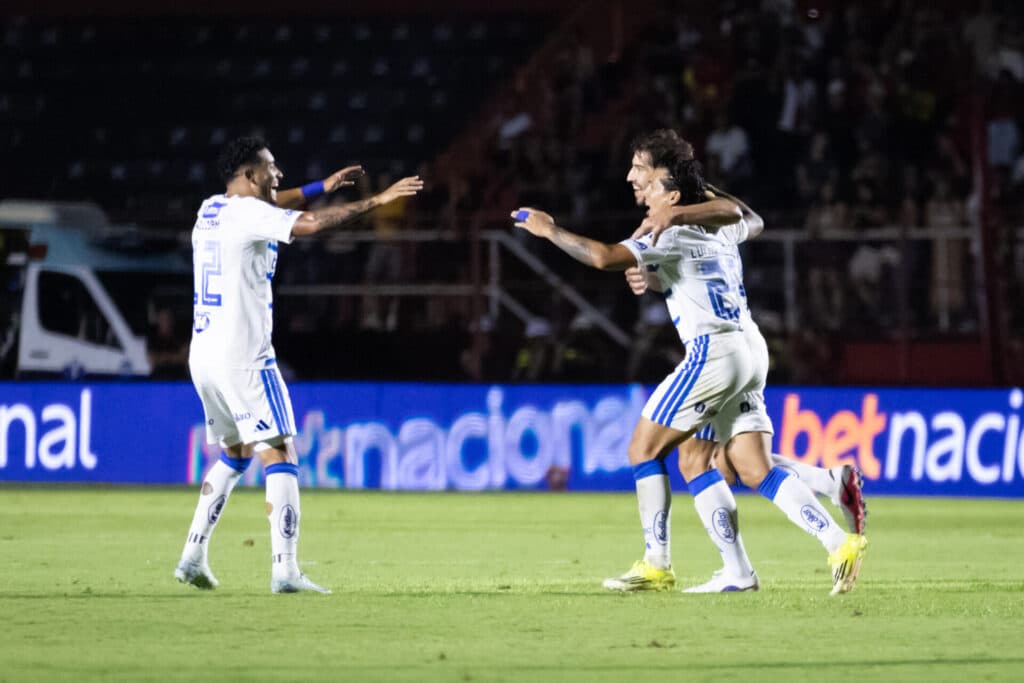 Cruzeiro vence Pouso Alegre e abre vantagem na semifinal do Mineiro