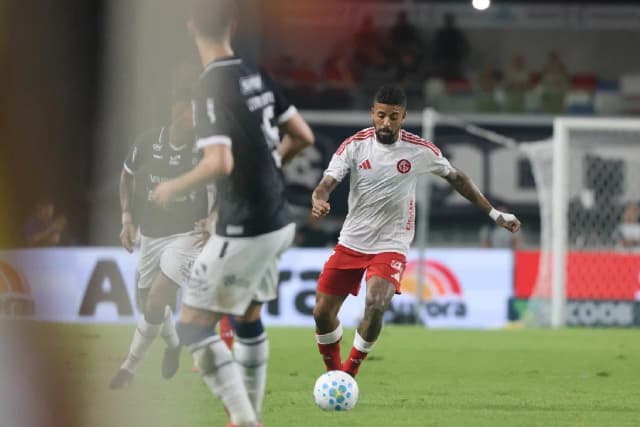 Inter sai na frente, cede empate ao Remo e segue sem vencer no Brasileirão