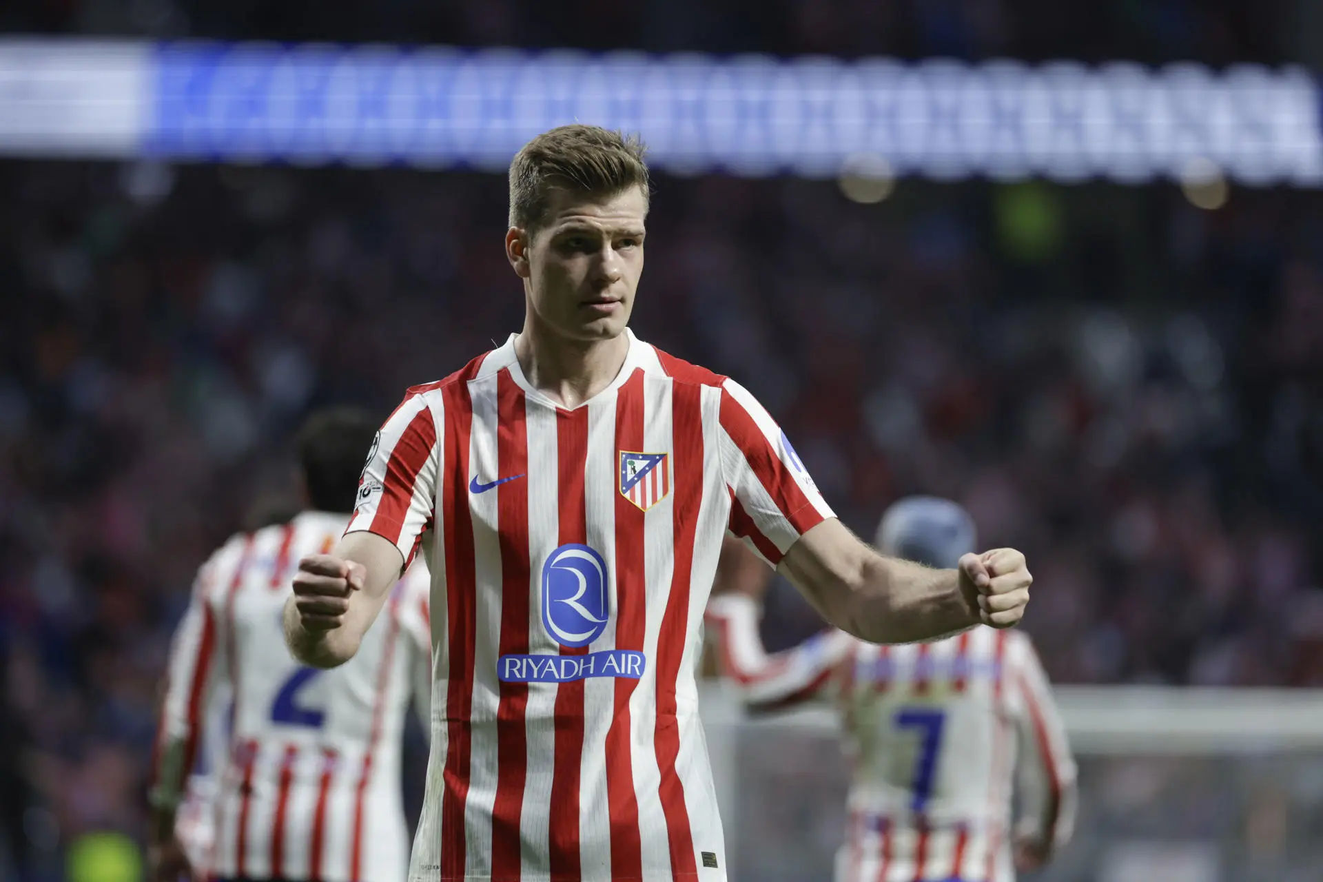 Sorloth comemora um dos três gols marcados na partida - EFE/Juanjo Martín
