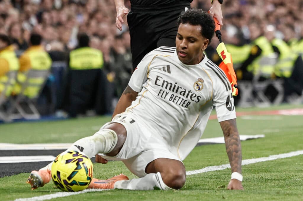 Rodrygo se lesiona, perde jogo-chave e segue em baixa no Real Madrid