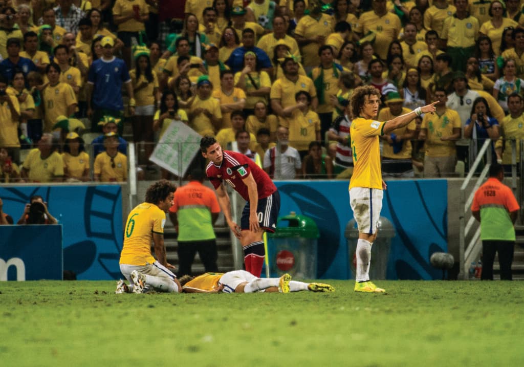 Neymar foi cortado da Copa do Mundo de 2014 após levar joelhada nas costas do colombiano Camilo Zuñiga - Castelão -Alexandre Battibugli/PLACAR