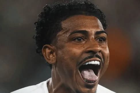 John Kennedy decide, Fluminense supera Botafogo e garante vaga antecipada