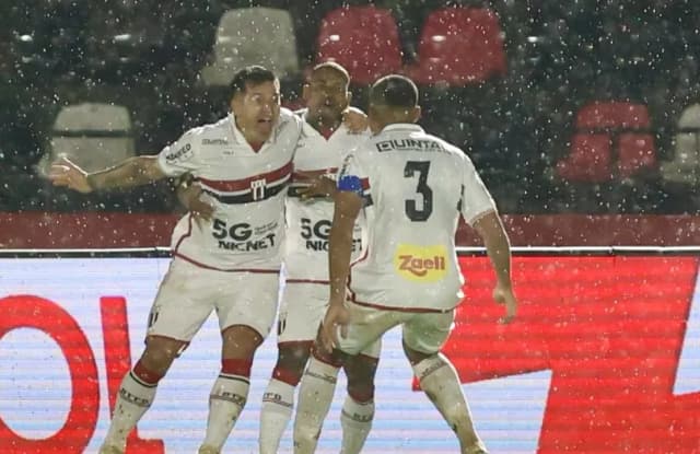 Com um a menos, Botafogo-SP supera pressão e bate o Palmeiras