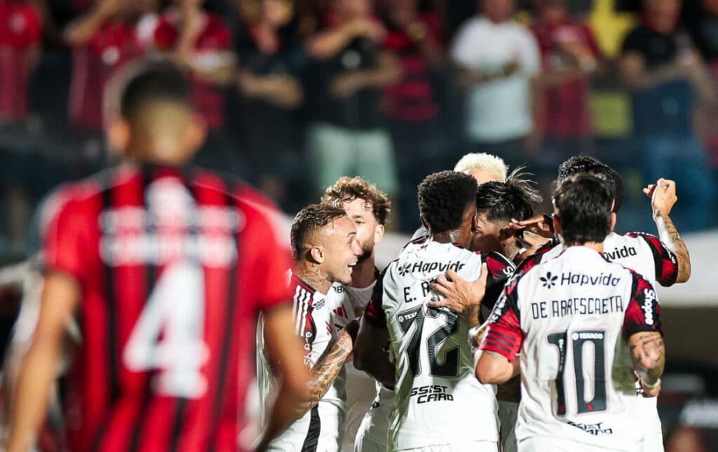 Flamengo segura pressão do Vitória e vence primeira no Brasileirão