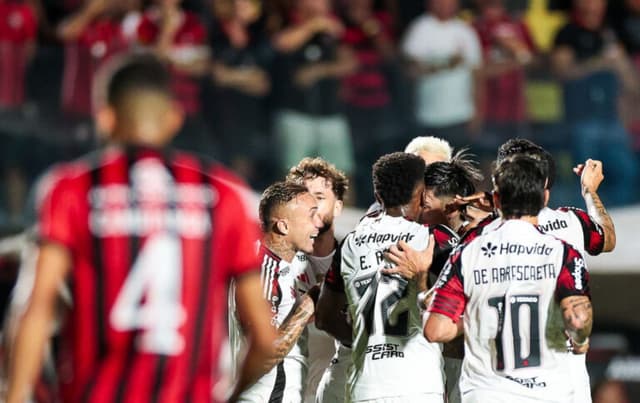 Flamengo segura pressão do Vitória e vence primeira no Brasileirão