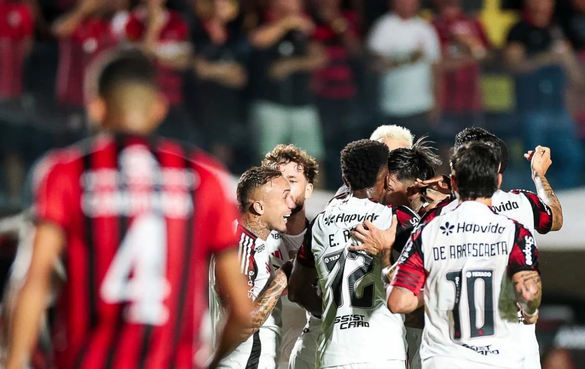 Flamengo segura pressão do Vitória e vence primeira no Brasileirão