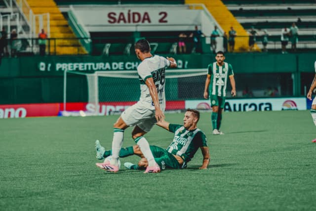 Em jogo de seis gols, Chapecoense busca empate contra o Coritiba