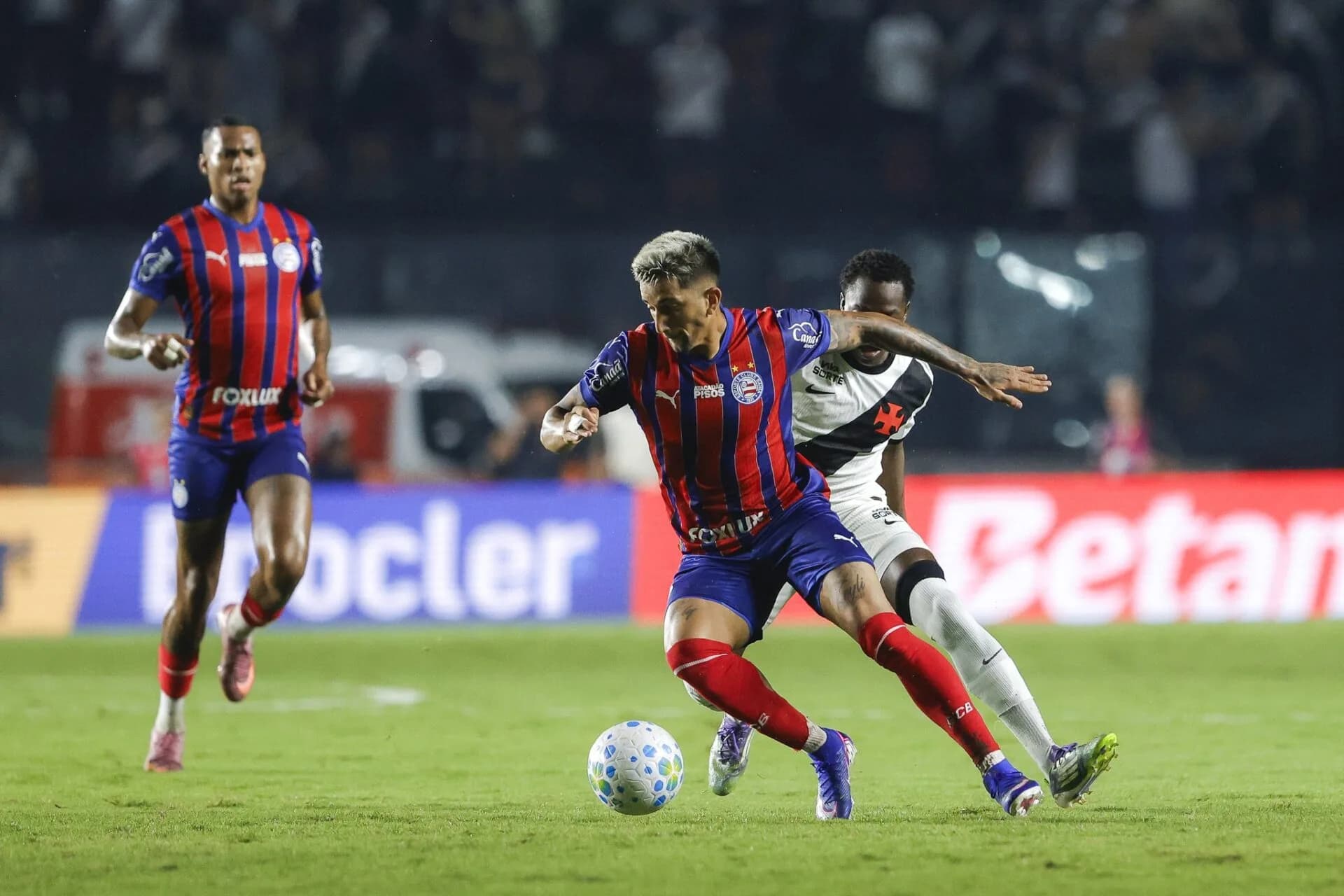 Bahia segura pressão, bate Vasco e mantém invencibilidade