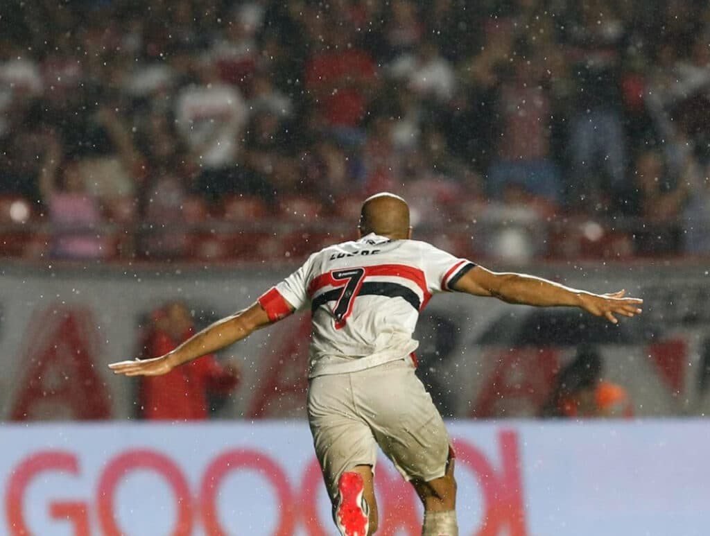 São Paulo domina, vence o Grêmio e dorme líder no Brasileirão