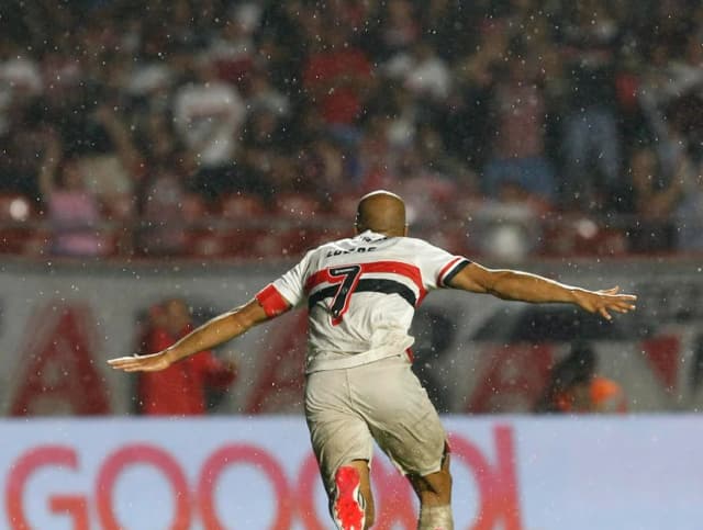 São Paulo domina, vence o Grêmio e dorme líder no Brasileirão
