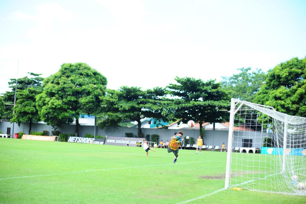 Neymar, jogador do Santos, como goleiro durante treino no CT Rei Pelé - Alexandre Battibugli/PLACAR