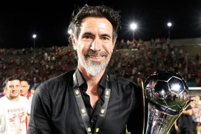 Quem é Eduardo Domínguez, técnico do Estudiantes e alvo do Galo