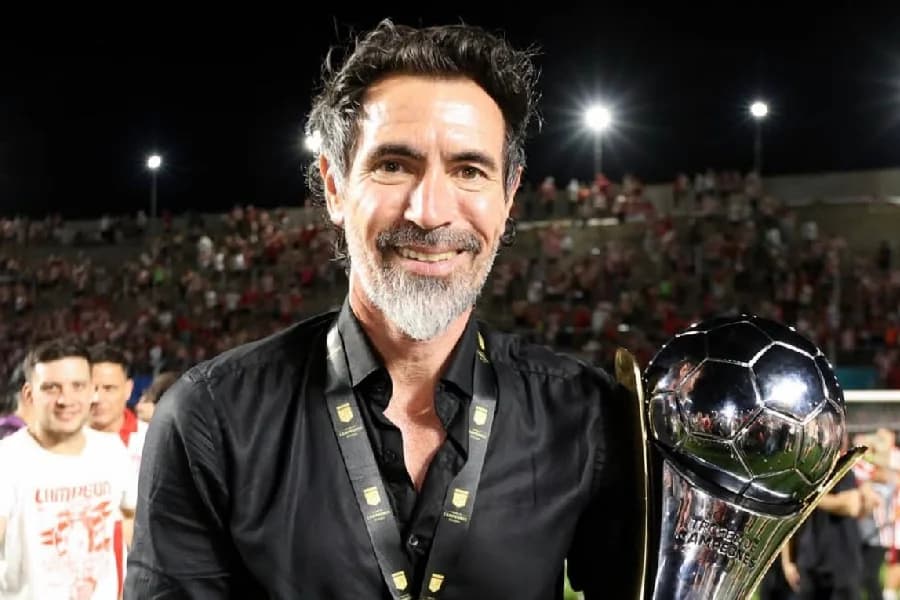 Eduardo Domínguez foi campeão argentino pelo Estudiantes em 2025 - Reprodução/@edelpoficial