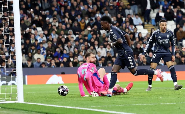 Vini brilha, Real Madrid vence City e avança na Champions