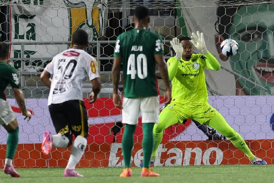 Carlos Miguel pega pênalti e Palmeiras bate Novorizontino no 1º jogo da final