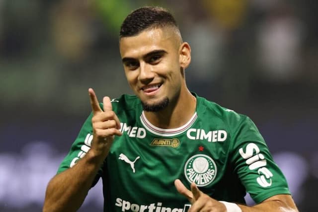 Palmeiras vence Botafogo, assume liderança e afunda rival no Z4