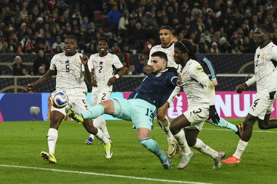 Undav brilha no fim, Alemanha supera retranca de Gana e vence amistoso