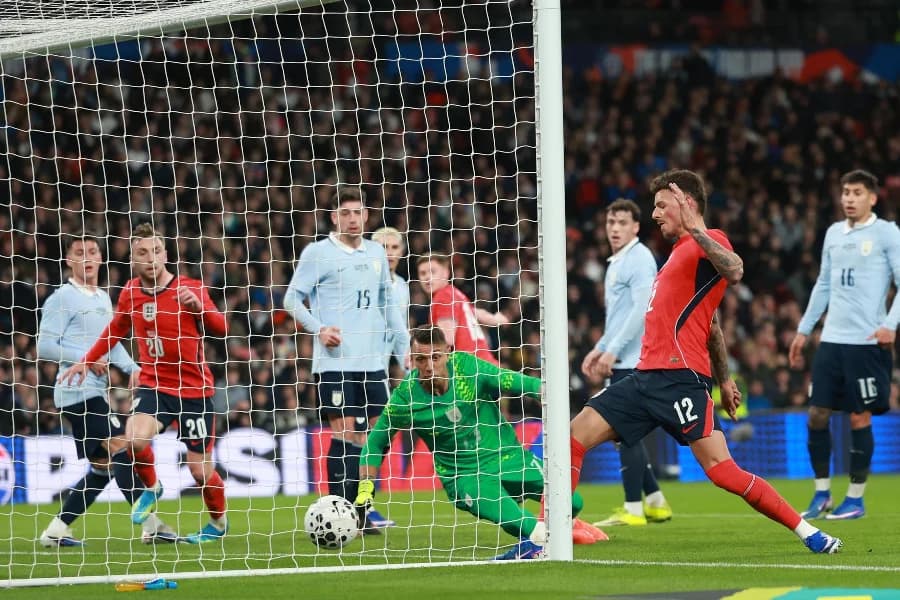 Ben White vai de herói a vilão e Inglaterra empata com Uruguai