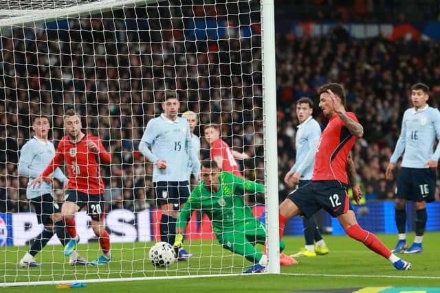 Ben White vai de herói a vilão e Inglaterra empata com Uruguai