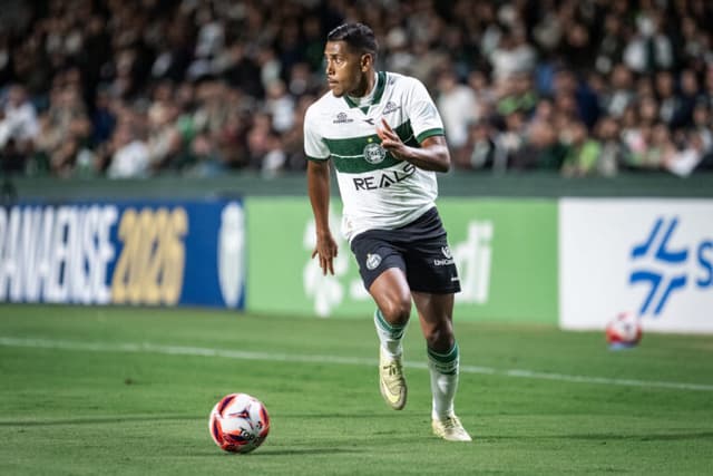 Pedro Rocha marca, Coritiba supera o Remo e entra no G-6