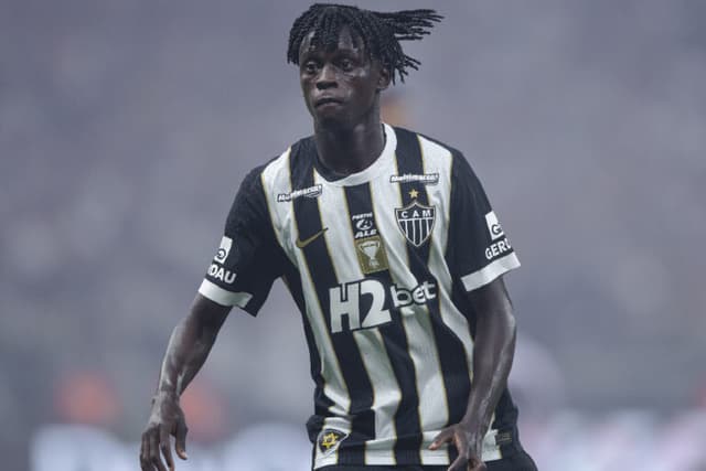 Atlético-MG oficializa ampliação de contrato de Cissé até 2030