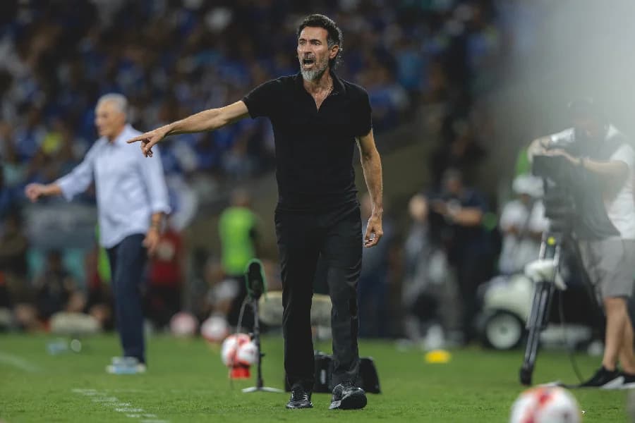 Domínguez alerta elenco do Galo: ‘Quem não correr, não vai jogar’